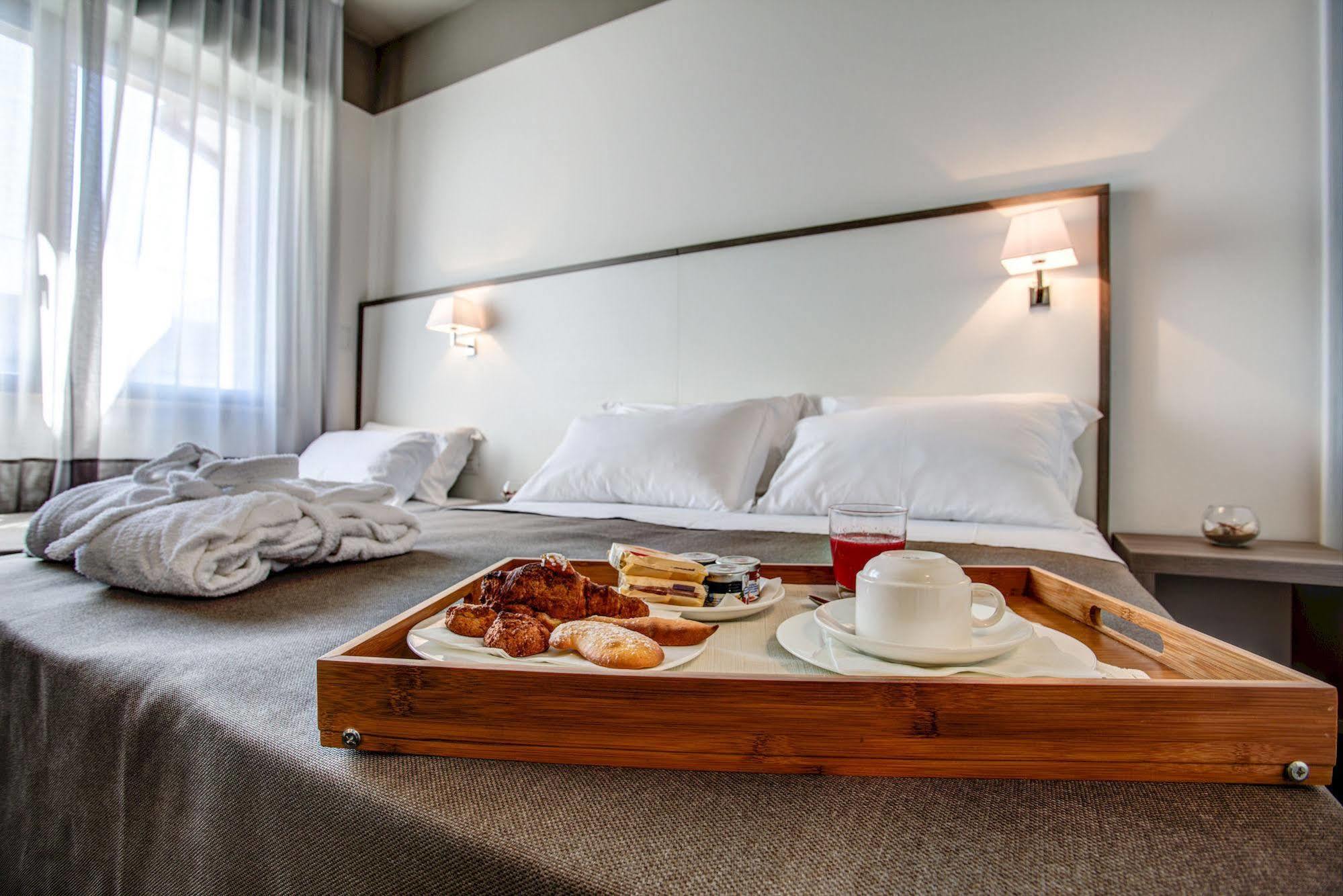 Hotel Cristallo Cattolica Esterno foto